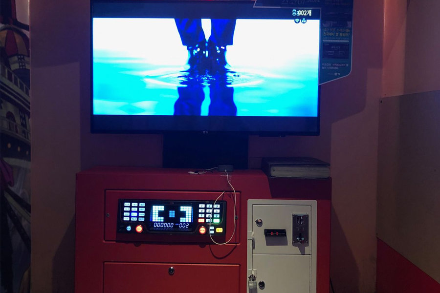 韓國硬幣卡拉OK房內部場景，是尋找娛樂的好去處，每投₩1,000就可唱數首熱門歌曲，讓人在韓國的夜晚中找到無比樂趣。
