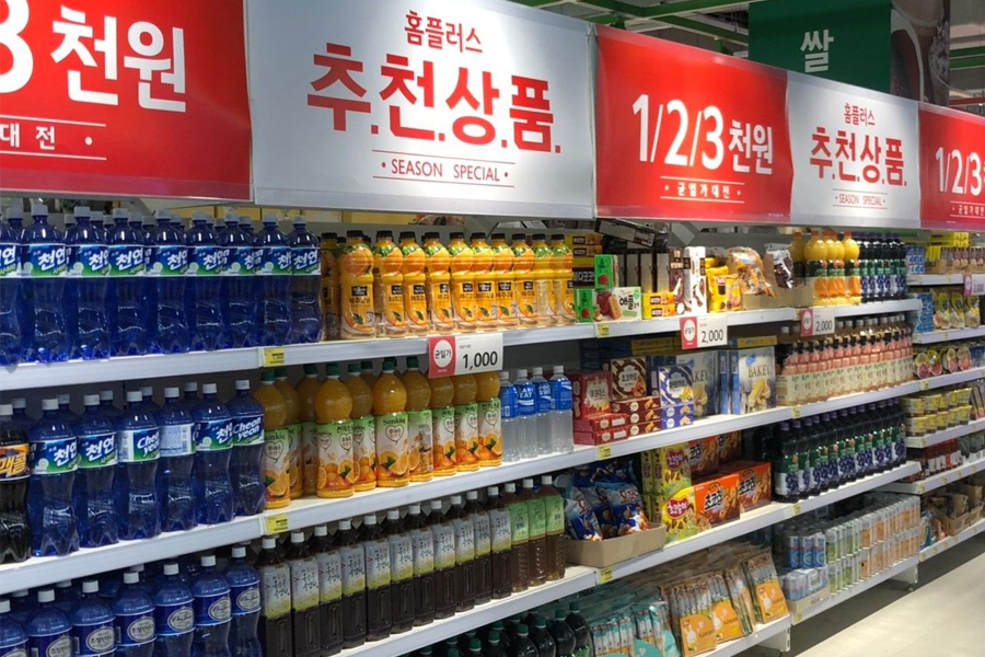 超市Homeplus的千元幸福專區，以低價即期商品著稱，各種食品僅售₩1,000，深受消費者歡迎，被視為撿便宜好去處。