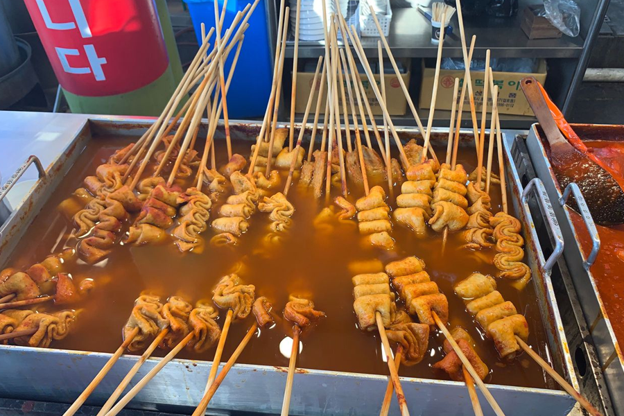 韓國的街頭小吃魚板（어묵），特別是在寒冷的天氣裡受歡迎，通常插在長竹籤上每串₩1,000，並附有一杯熱湯。