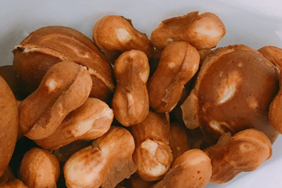 這是韓國特色的花生餅（땅콩빵），以其花生形狀和香甜味道受到喜愛，許多地鐵站附近都有售賣，僅₩1,000便可買到數個。
