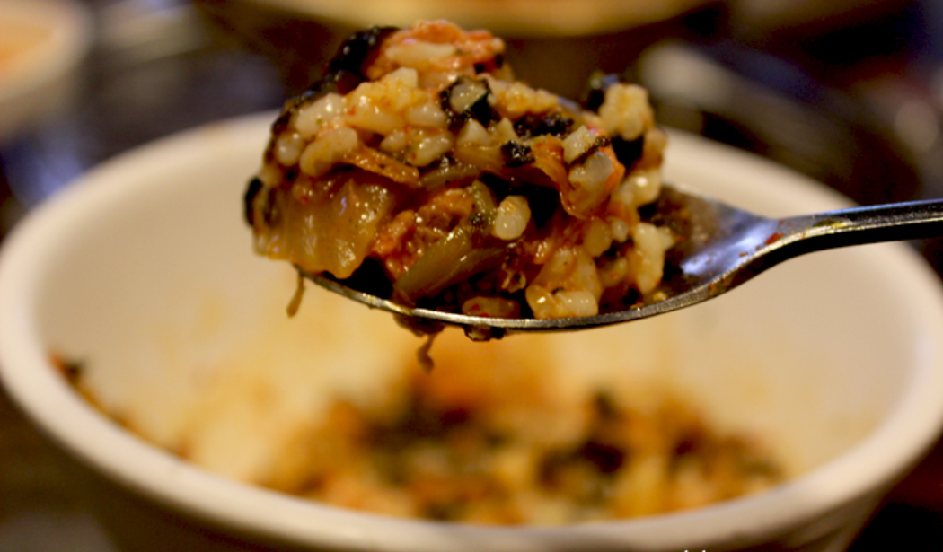 スプーンですくった米の画像