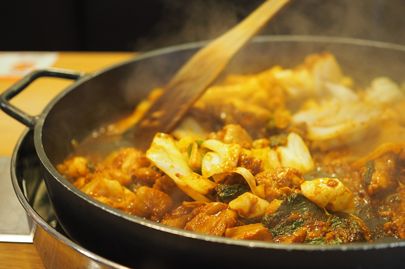 チーズが溶けた韓国のタッカルビ