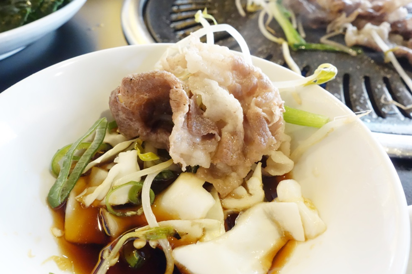 生野菜に包んで食べる焼肉のシーン