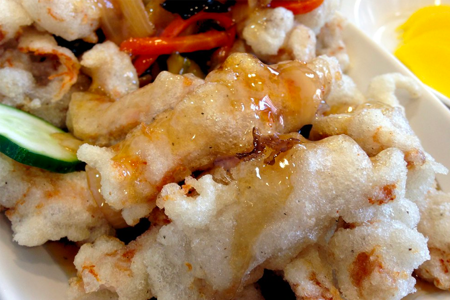 白種元旗下餐廳香港飯店的經典糖醋肉特寫,外皮酥脆,淋上香甜的糖醋醬。