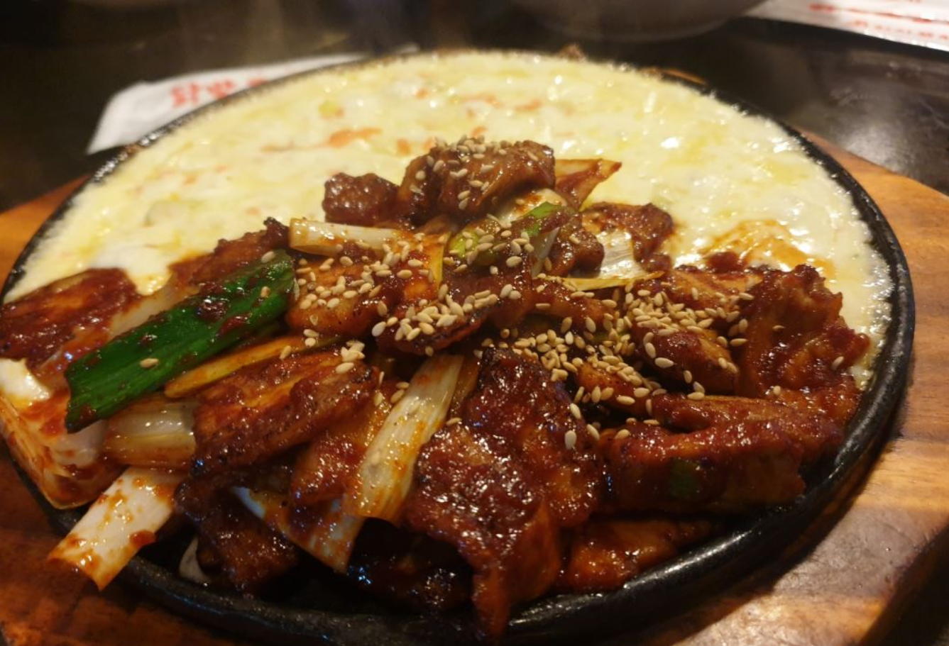 韓国の居酒屋で提供される豚のバーベキュー