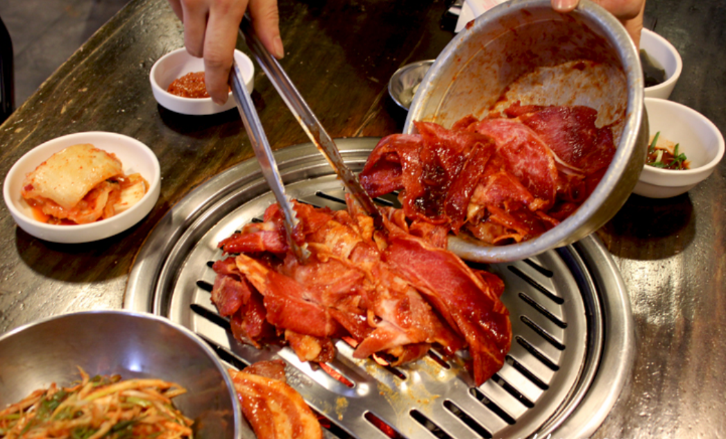 韓国の焼肉を焼くシーン