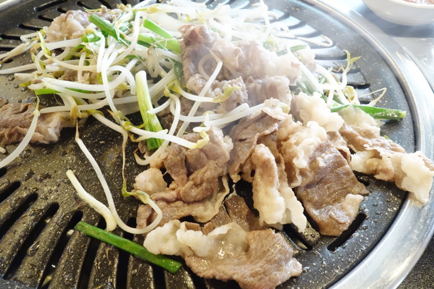 豆もやしを添えた牛肉