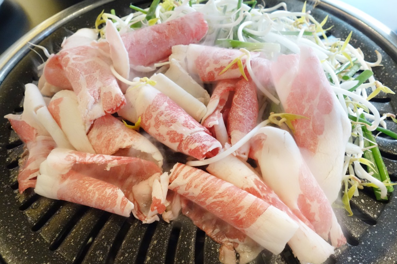 韓国の焼肉店で牛肉が焼かれている様子