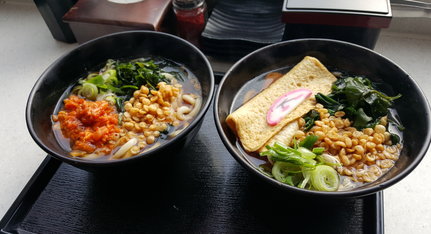 韓国のうどん店で提供される二品のうどん