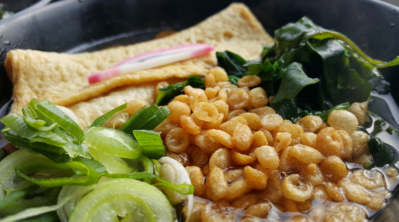 韓国のうどんのトッピングと麺のアップ