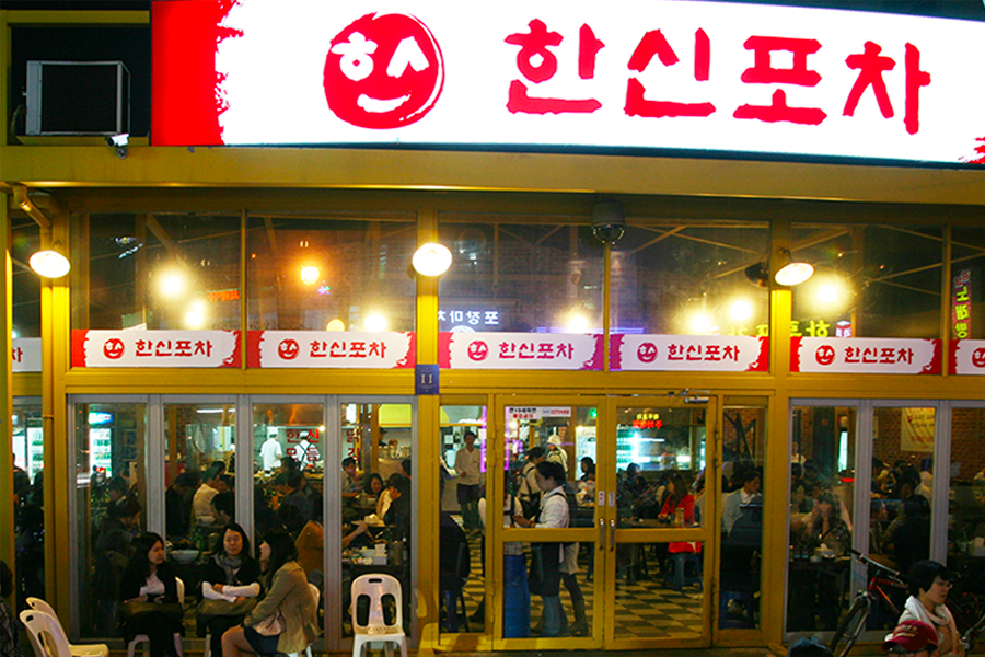 韓信大排檔外景夜景,這是一個韓國年輕人聚集的地方,享受酒精搭配簡單小食。