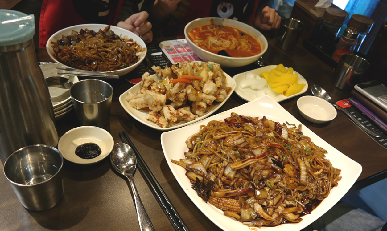 ペク・ジョンウォンのチェーン店のメニューが並ぶテーブルの様子