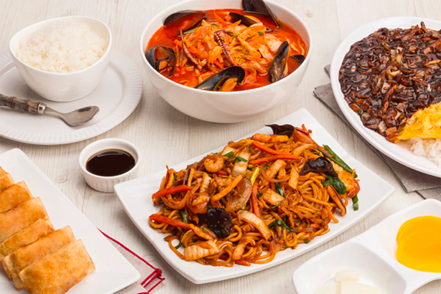 香港飯店0410提供的各式中華料理包括炸醬麵和辣海鮮麵,大盤的中華料理和蘸醬的炸醬飯。