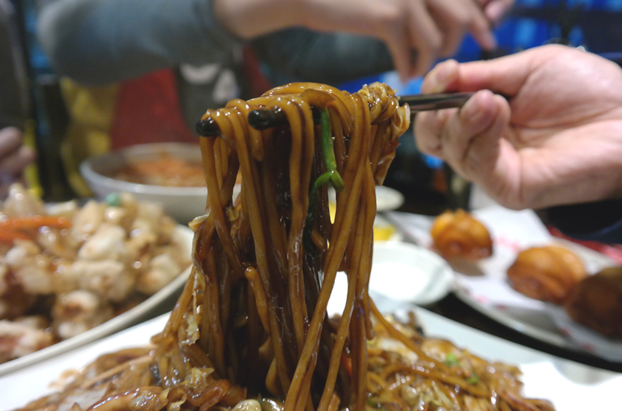 料理を箸で持ち上げた様子