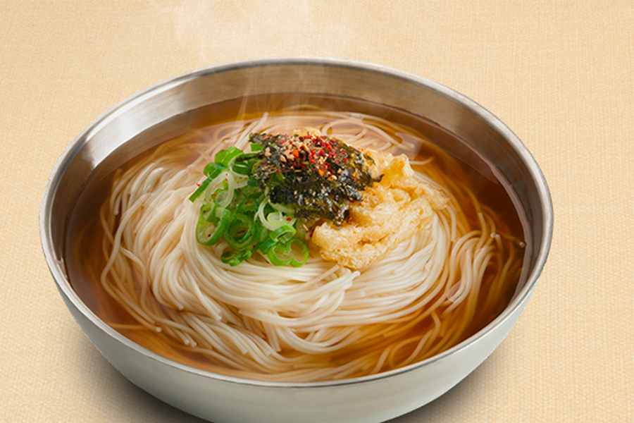 未定麵店內的特色湯麵,熱騰騰的湯麵上有蔥花和紫菜裝飾,韓式簡單美味。