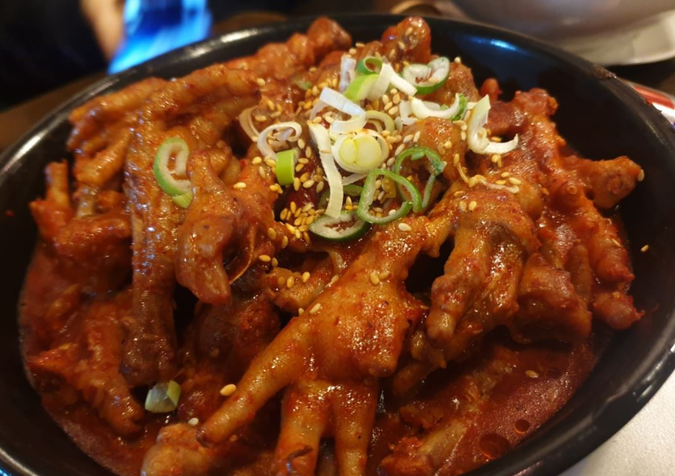 韓国の居酒屋でサービスされる辛い鶏足