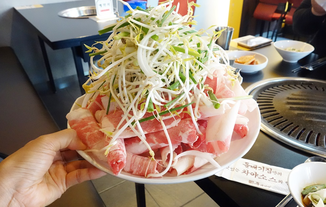 韓国の焼肉店で提供される冷えた薄切りの牛肉の写真