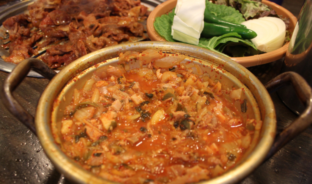 焼いた韓国の焼肉とキムチ鍋