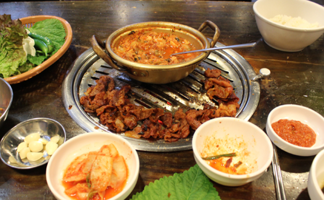 韓国の鍋料理と焼肉が載ったグリルの上の様子