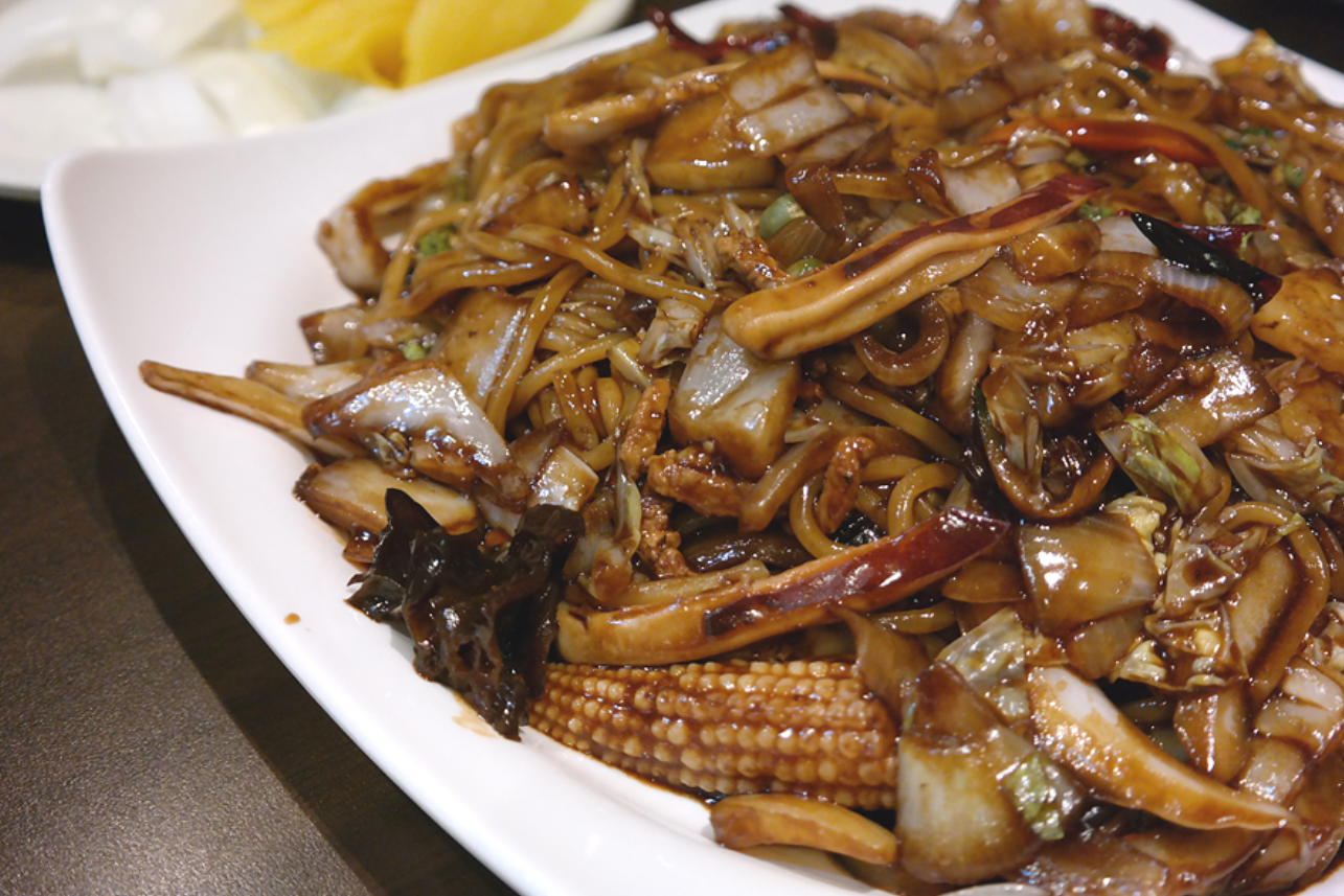 韓国の中華料理パン焼きそばの近接画像