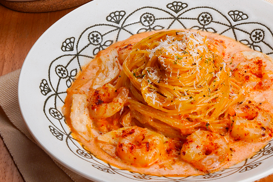 Rolling Pasta餐廳的奶油海鮮義大利麵,擺放在工藝精緻的盤子上,呈現出濃鬱的風味。