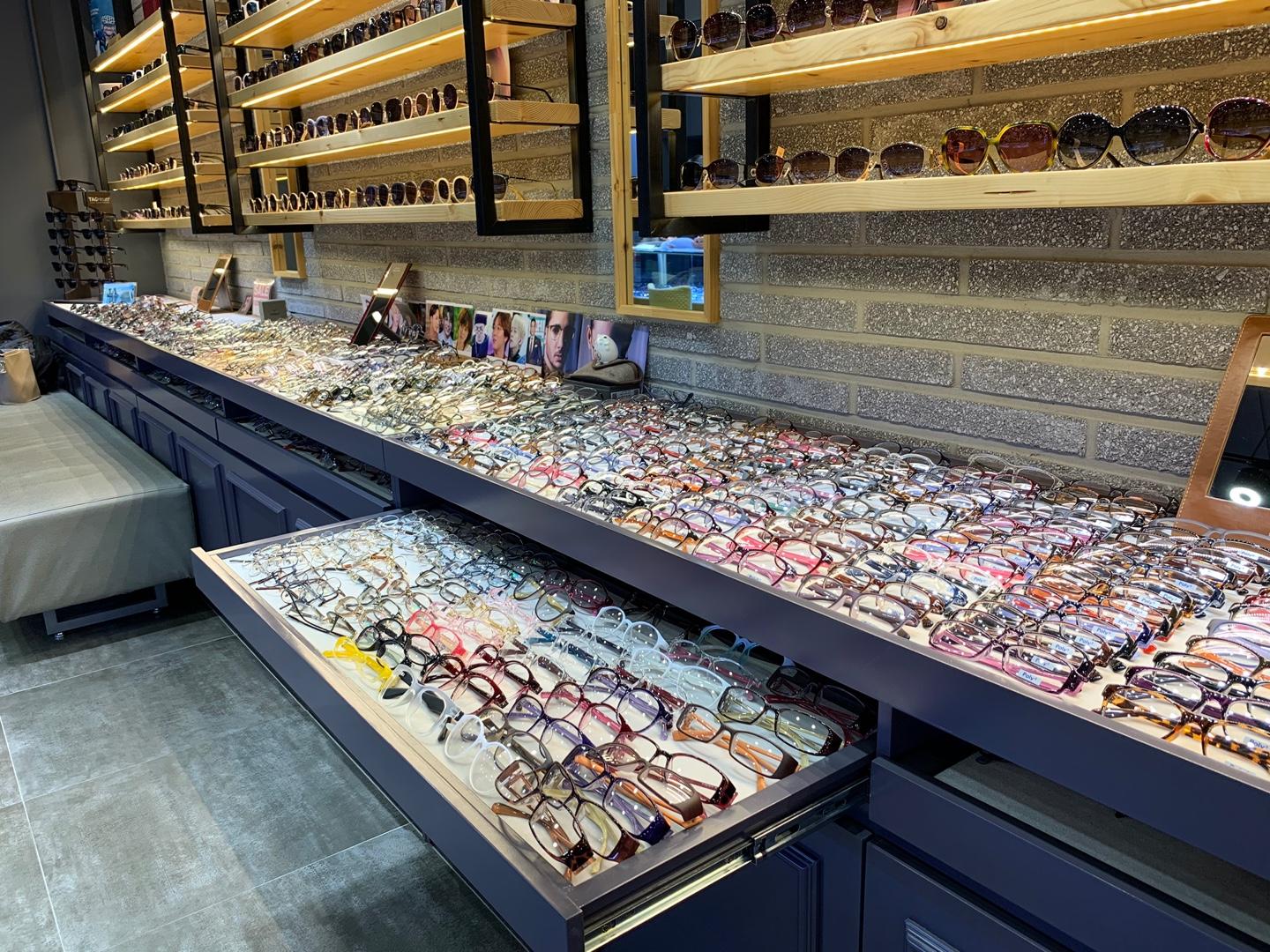 korea, seoul, myeongdong, shopping, contacts, contact lenses, glasses, sunglasses, eye test, optometry, discount, shipping, optical