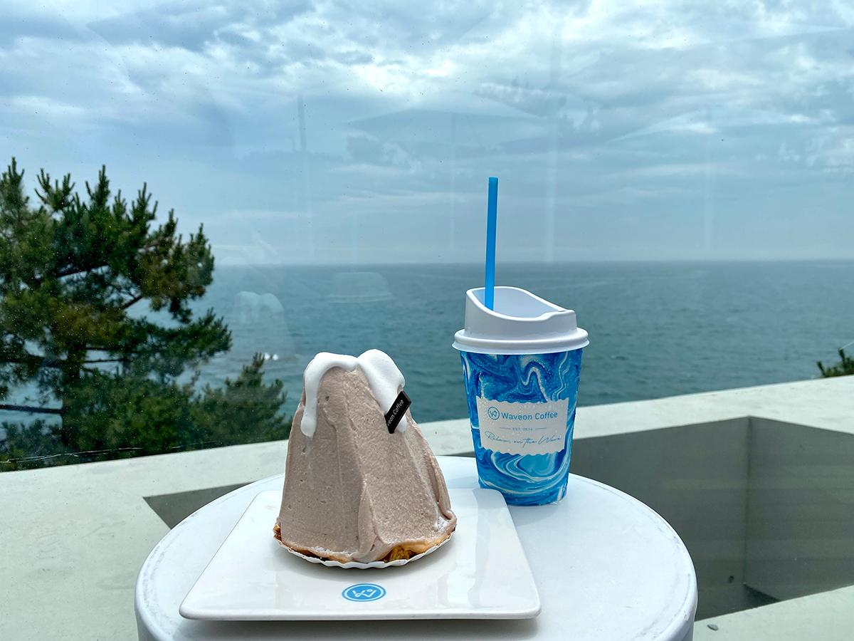 Americano und Mont Blanc Dessert auf der Terrasse von Waveon Coffee mit Meerblick