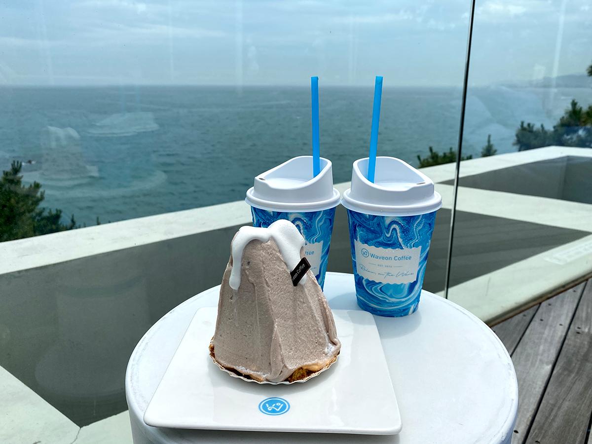 Wunderschönes Kastaniendessert und Kaffee am Meeresblick bei Waveon Coffee