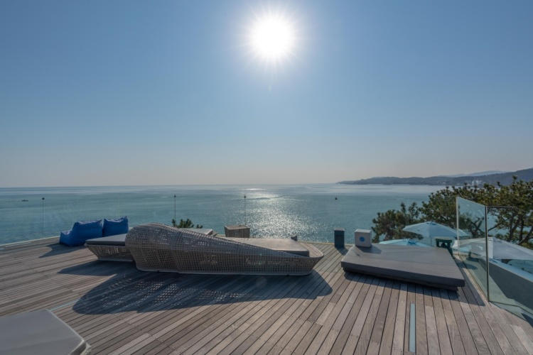 Wunderschöne Aussicht auf das Meer von der Dachterrasse des Waveon Coffee in Busan