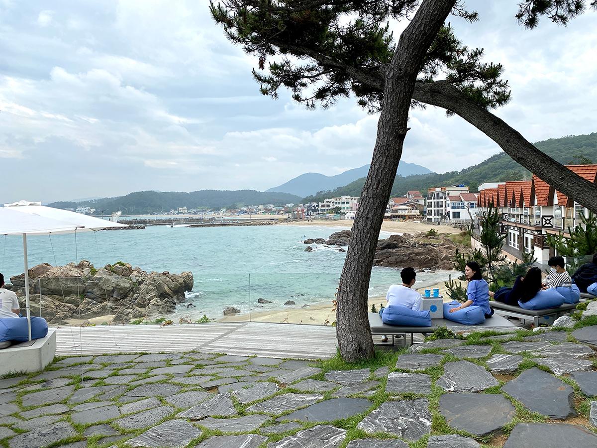 Panorama-Meeresblick von der Terrasse des Waveon Coffee in Busan