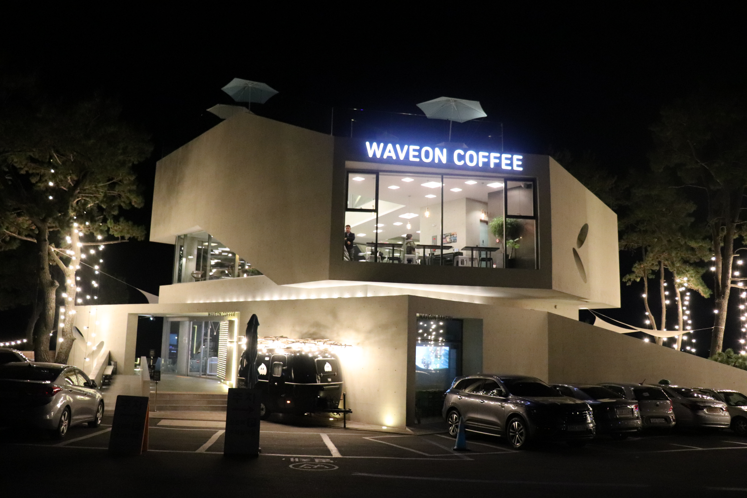 Wunderschöner Blick auf das Waveon Coffee Café und das Meer, ohne Personen im Vordergrund