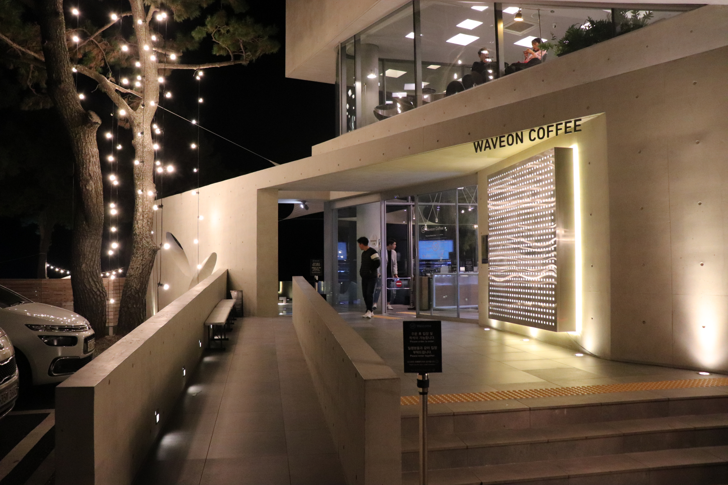 korea, busan, beach, ocean, view, cafe, coffee, cold brew, gift, hot place, instagram, rooftop, terrace, bean bag, private room, private building, free coffee, free americano, coupon, gijang, ilgwang, station, beautiful, stunning, wave, breeze, relax, chill