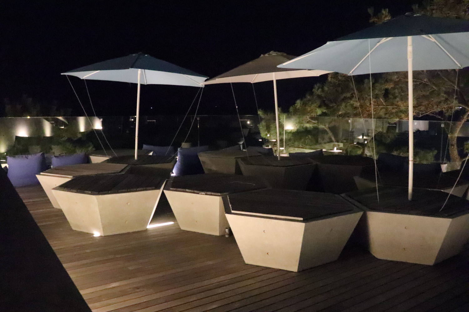 眼前就是大海，具開闊視野的Waveon Coffee 屋頂露台咖啡廳