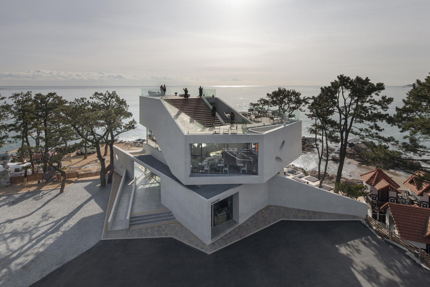 korea, busan, beach, ocean, view, cafe, coffee, cold brew, gift, hot place, instagram, rooftop, terrace, bean bag, private room, private building, free coffee, free americano, coupon, gijang, ilgwang, station, beautiful, stunning, wave, breeze, relax, chill