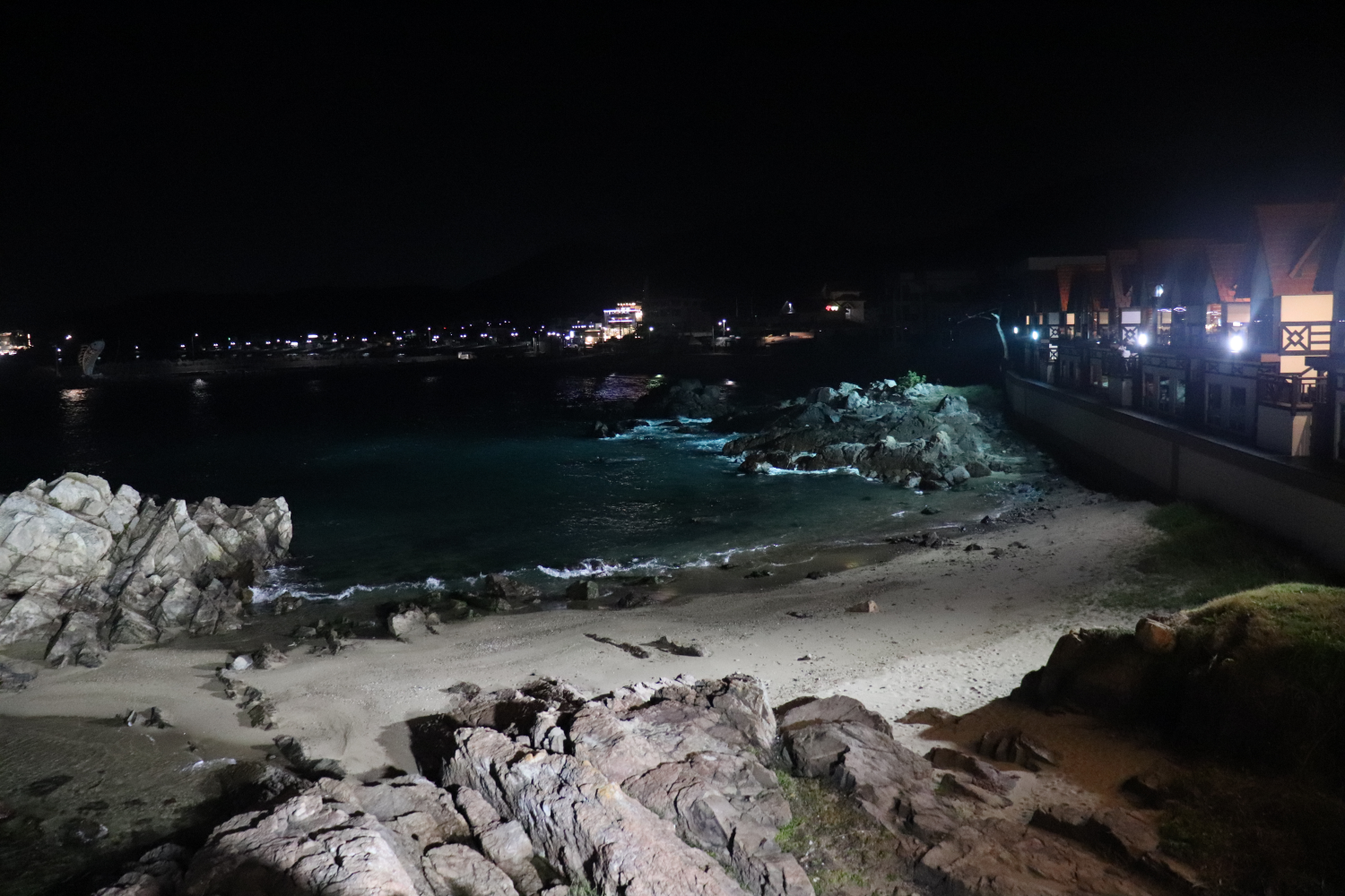 korea, busan, beach, ocean, view, cafe, coffee, cold brew, gift, hot place, instagram, rooftop, terrace, bean bag, private room, private building, free coffee, free americano, coupon, gijang, ilgwang, station, beautiful, stunning, wave, breeze, relax, chill