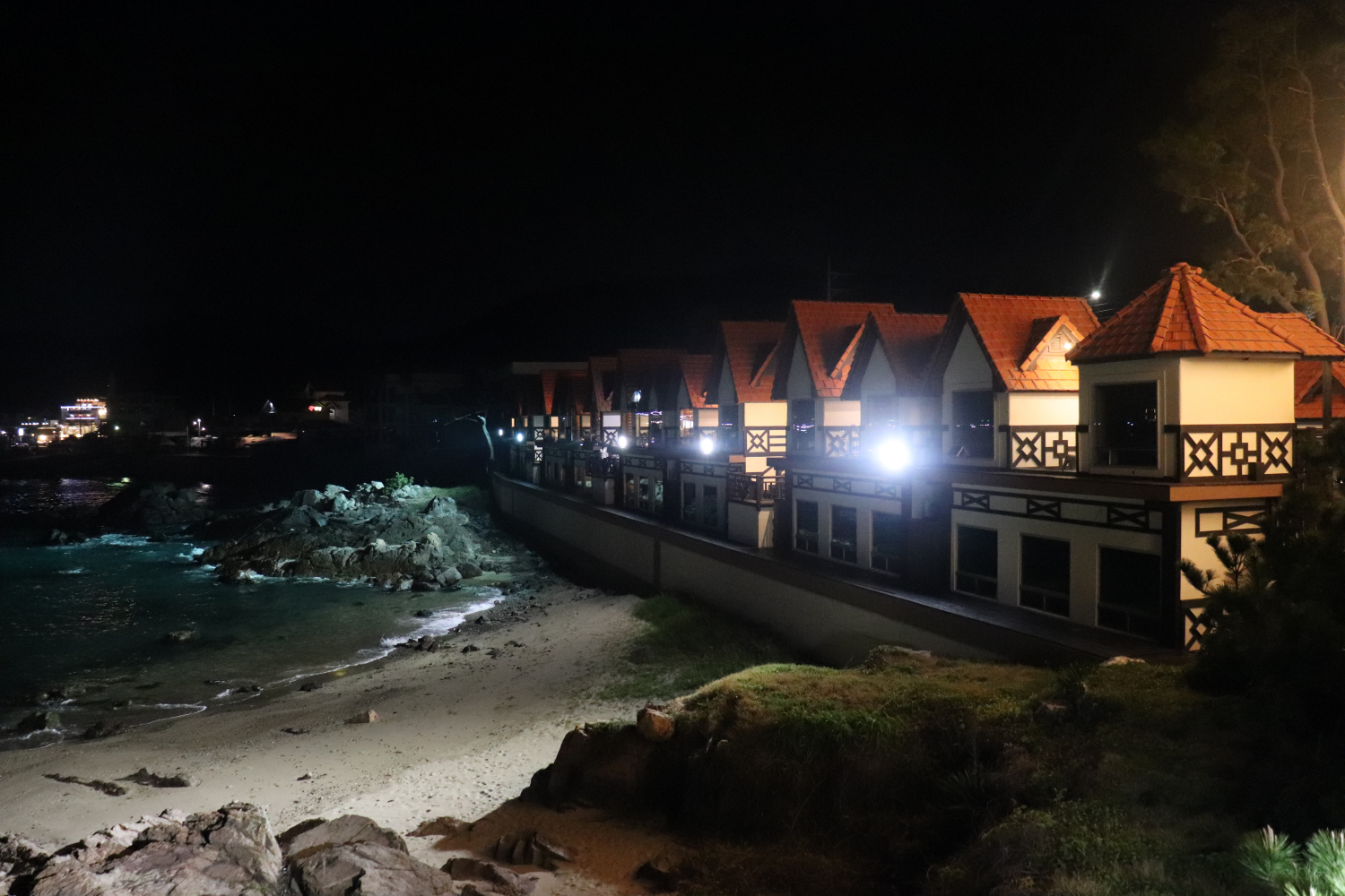 korea, busan, beach, ocean, view, cafe, coffee, cold brew, gift, hot place, instagram, rooftop, terrace, bean bag, private room, private building, free coffee, free americano, coupon, gijang, ilgwang, station, beautiful, stunning, wave, breeze, relax, chill