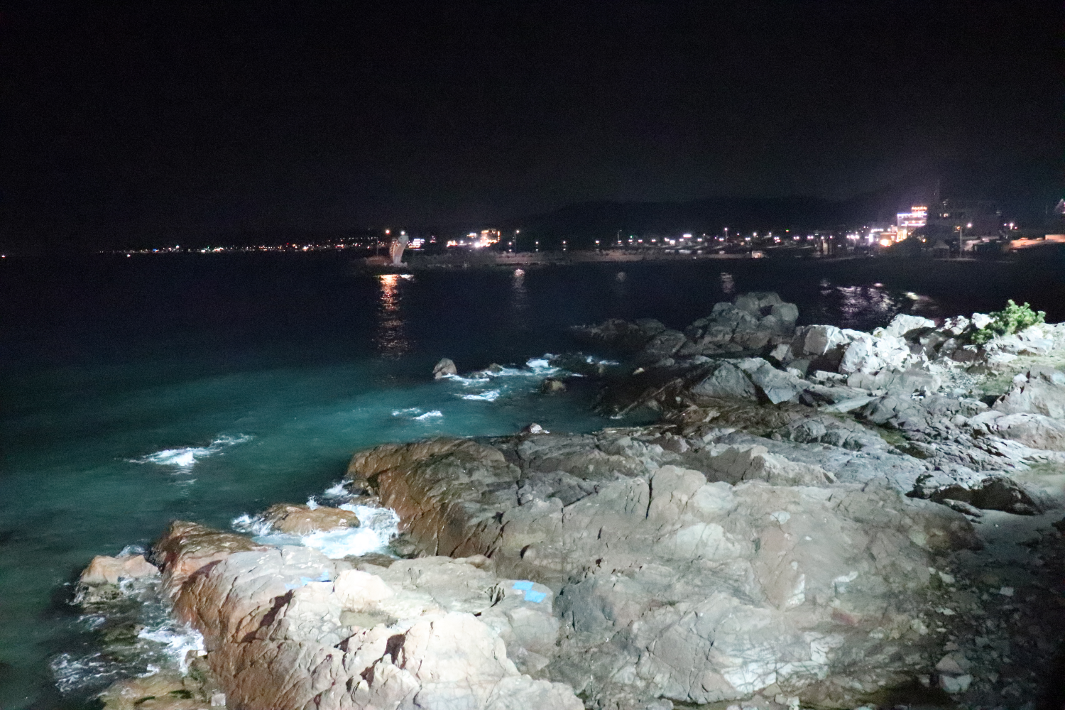 korea, busan, beach, ocean, view, cafe, coffee, cold brew, gift, hot place, instagram, rooftop, terrace, bean bag, private room, private building, free coffee, free americano, coupon, gijang, ilgwang, station, beautiful, stunning, wave, breeze, relax, chill