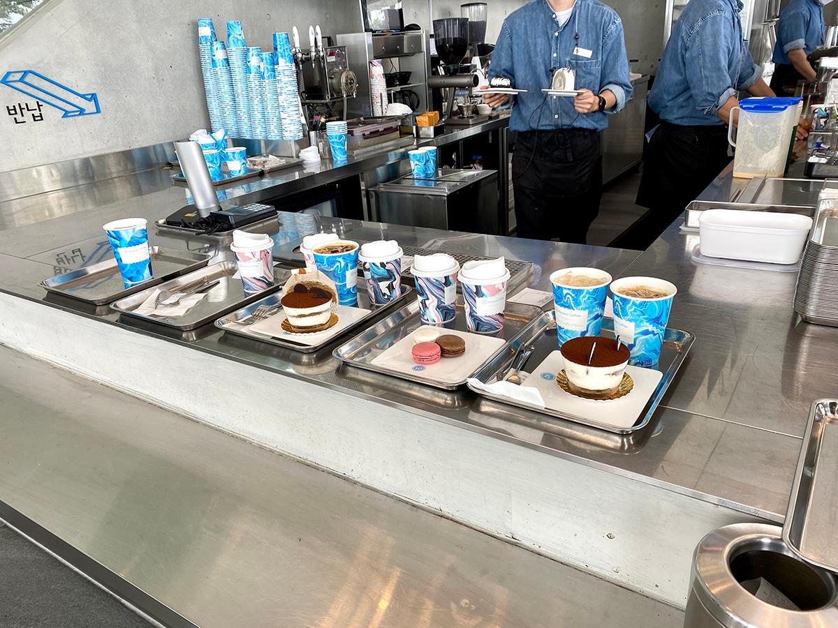 Stilvoll designte Sitzmöglichkeiten im Innenbereich von Waveon Coffee