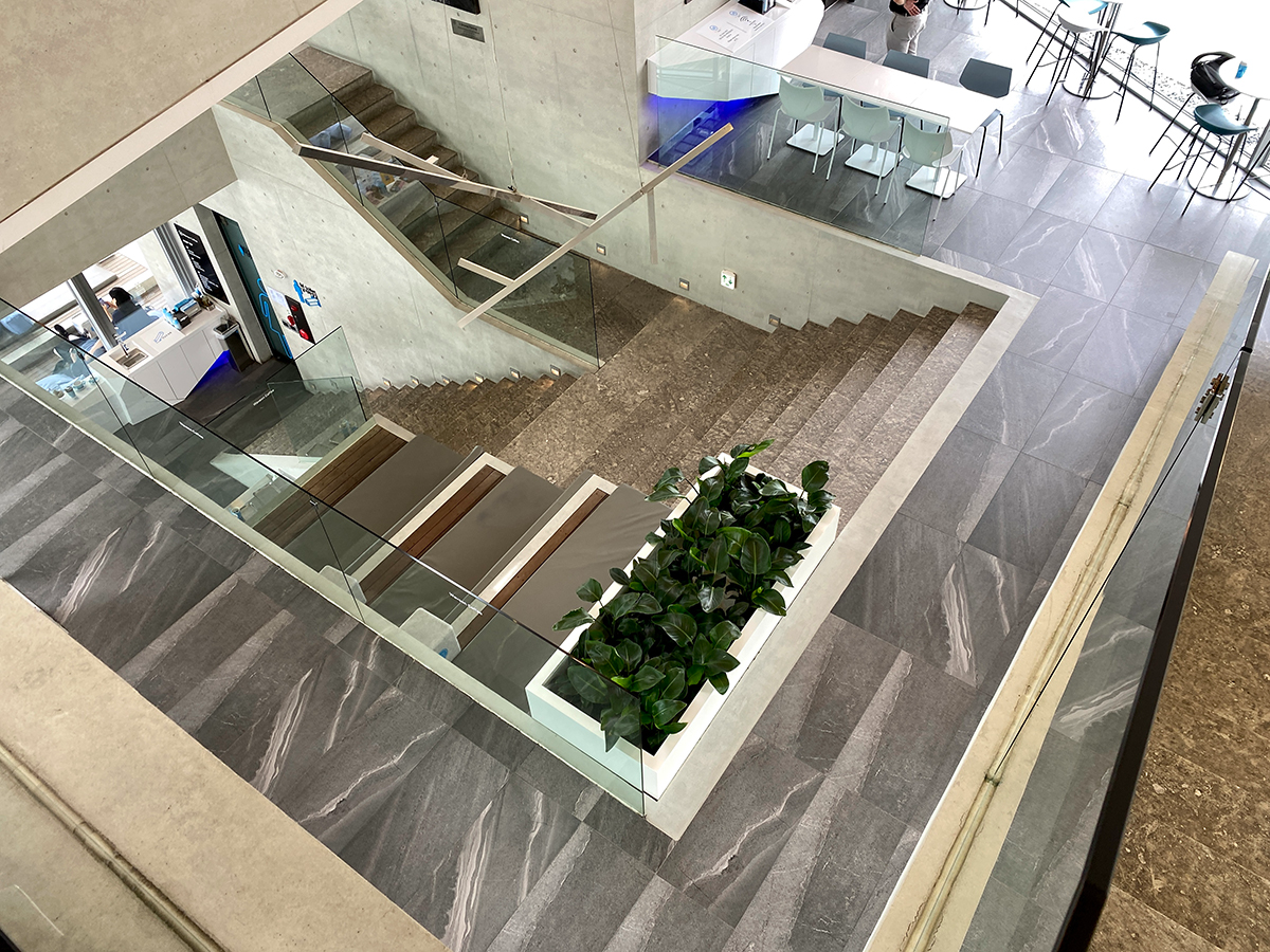 Moderne Architektur innerhalb des Waveon Coffee Cafés