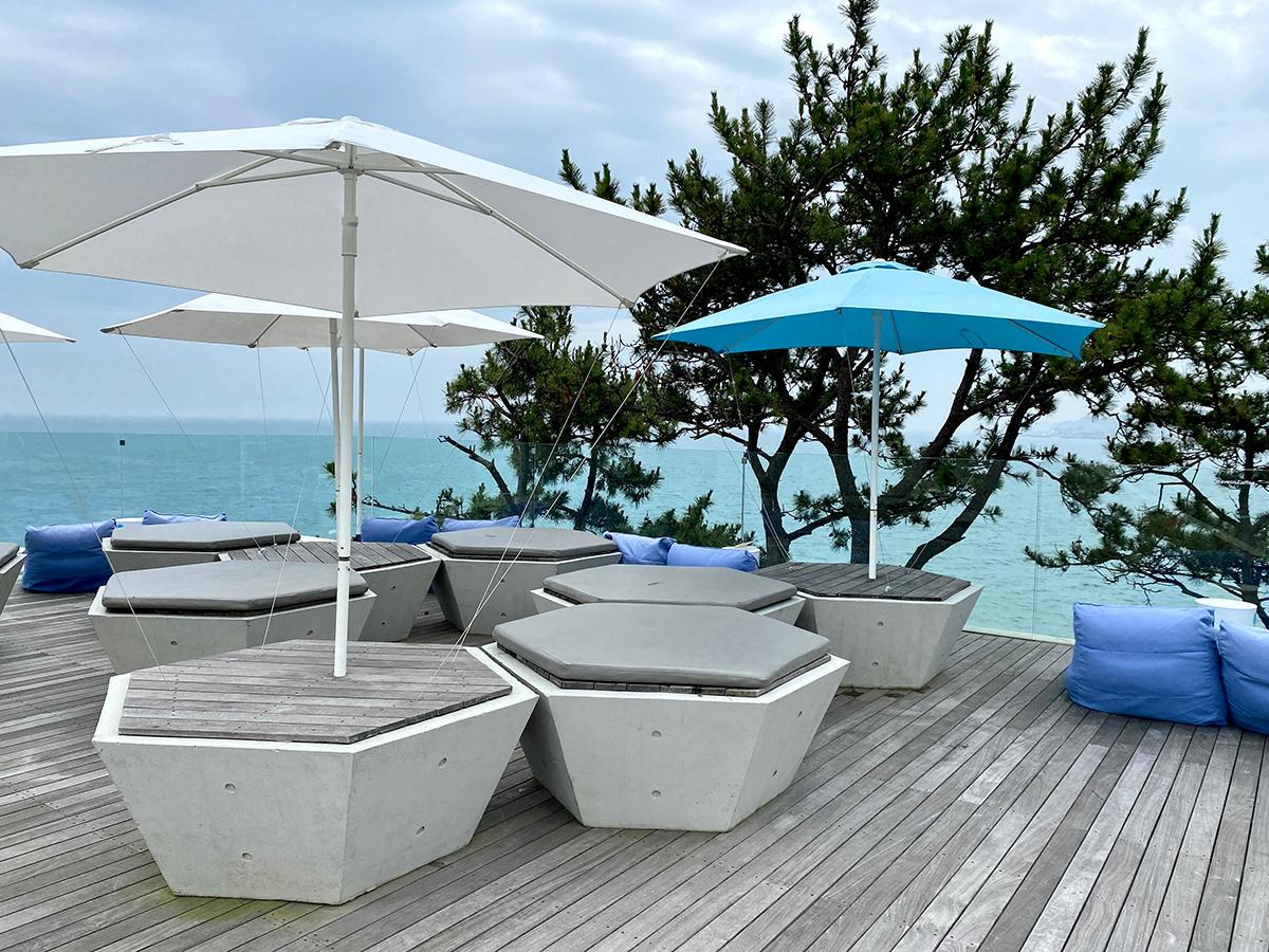 Gemütliche Dachterrasse des Waveon Coffee mit herrlichem Meerblick