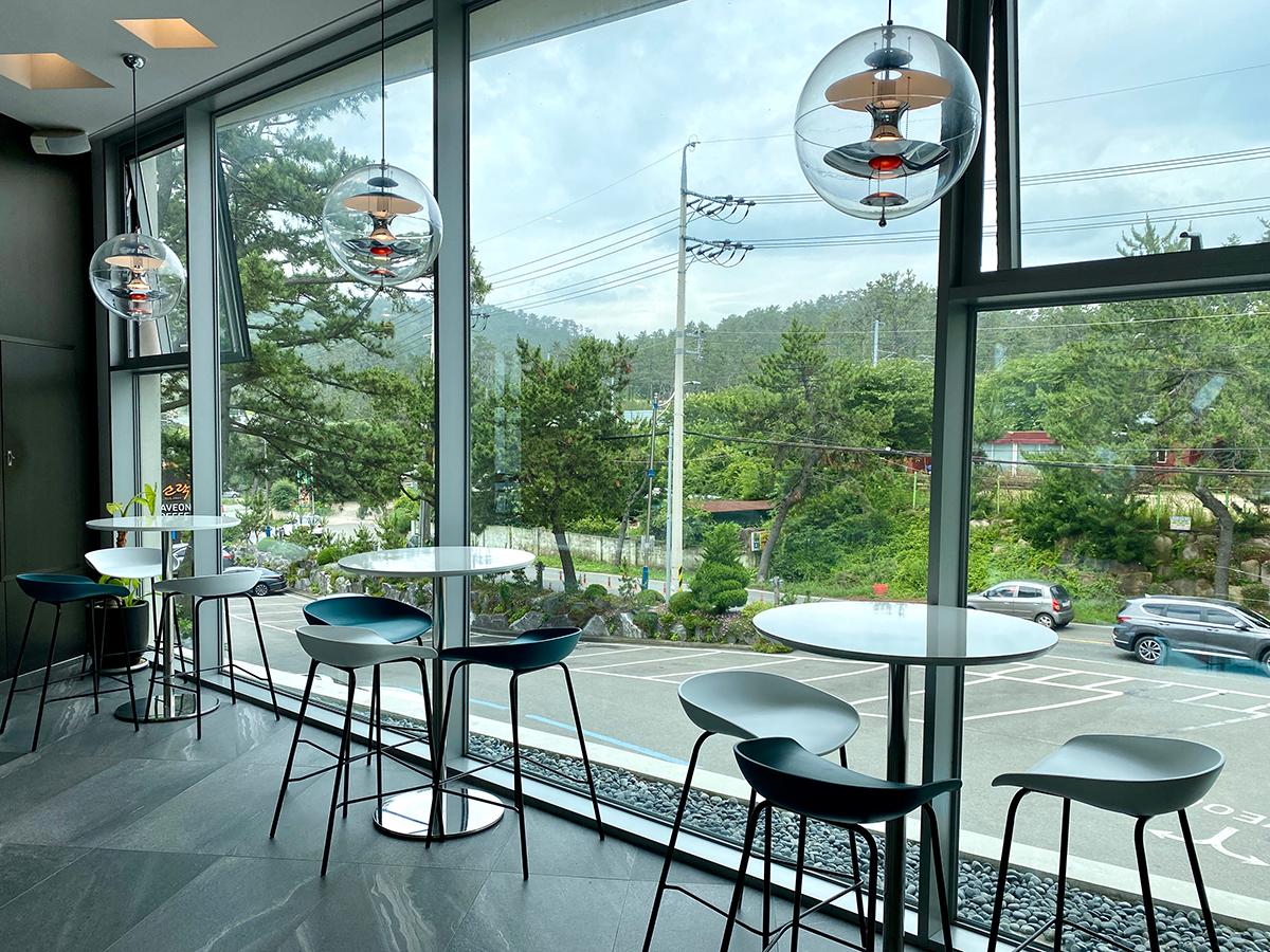 Meerblick aus einem der oberen Stockwerke des Waveon Coffee