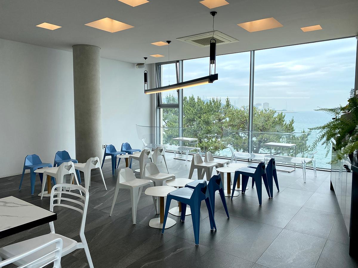 Innenansicht des Waveon Coffee mit künstlerischen Lichtelementen