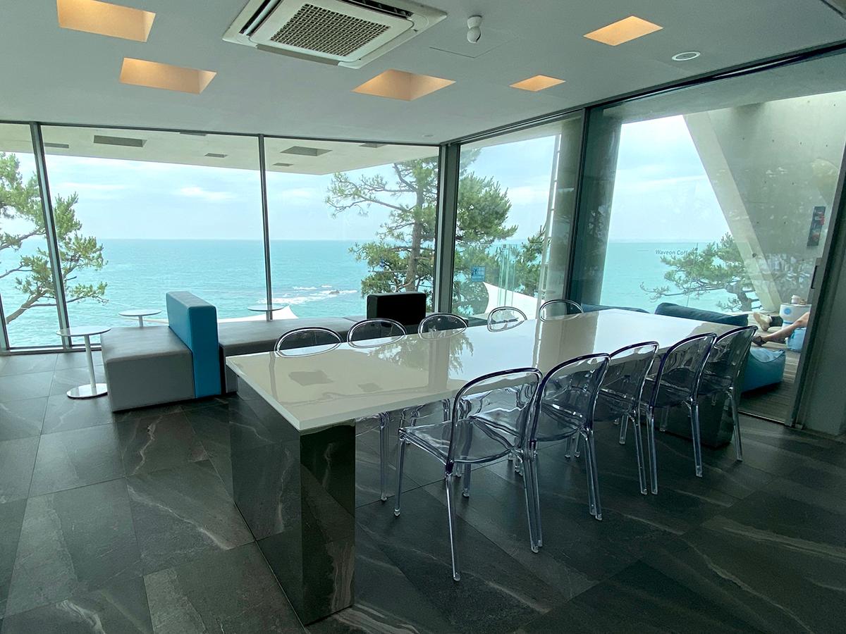 Impression der stilvollen und modernen Architektur innerhalb des Waveon Coffee