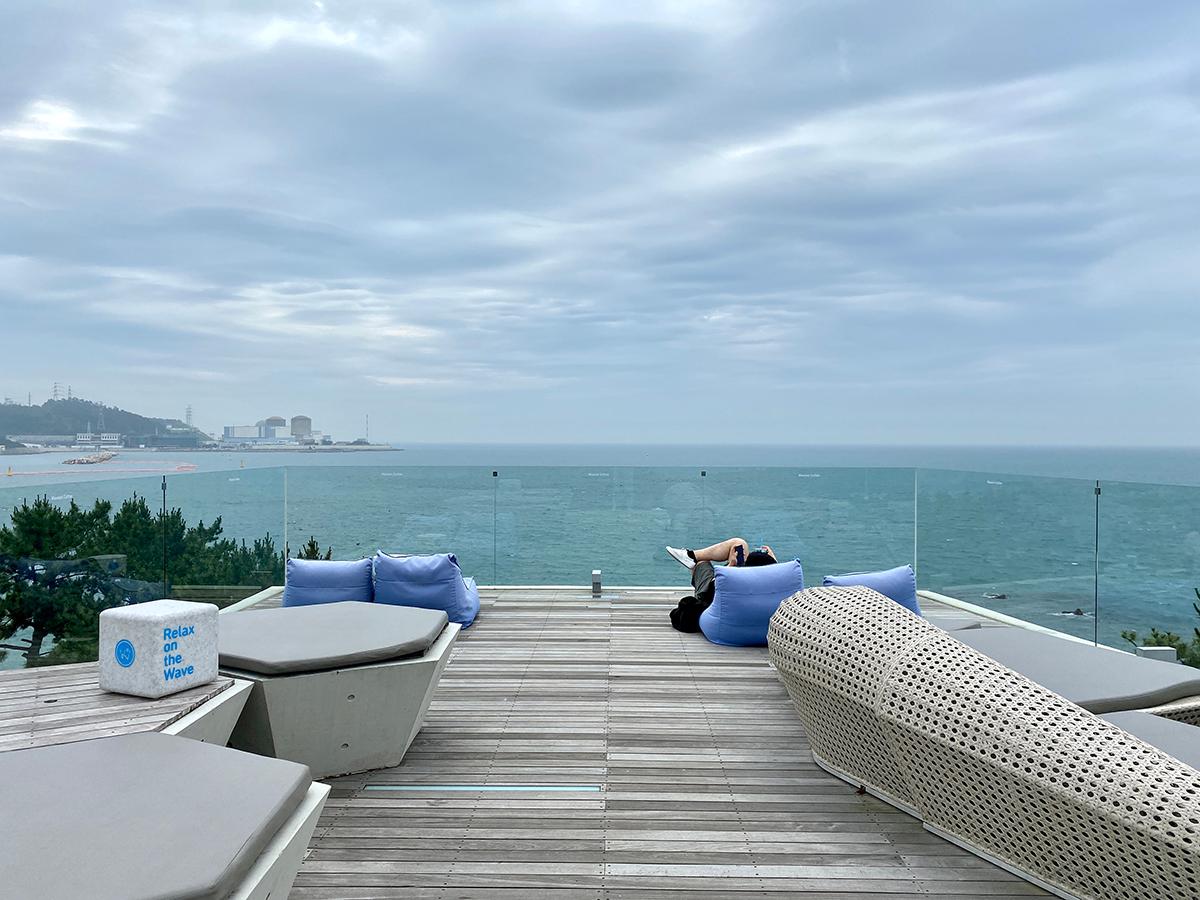 360-Grad-Blick auf das Meer von der oberen Terrasse des Waveon Coffee