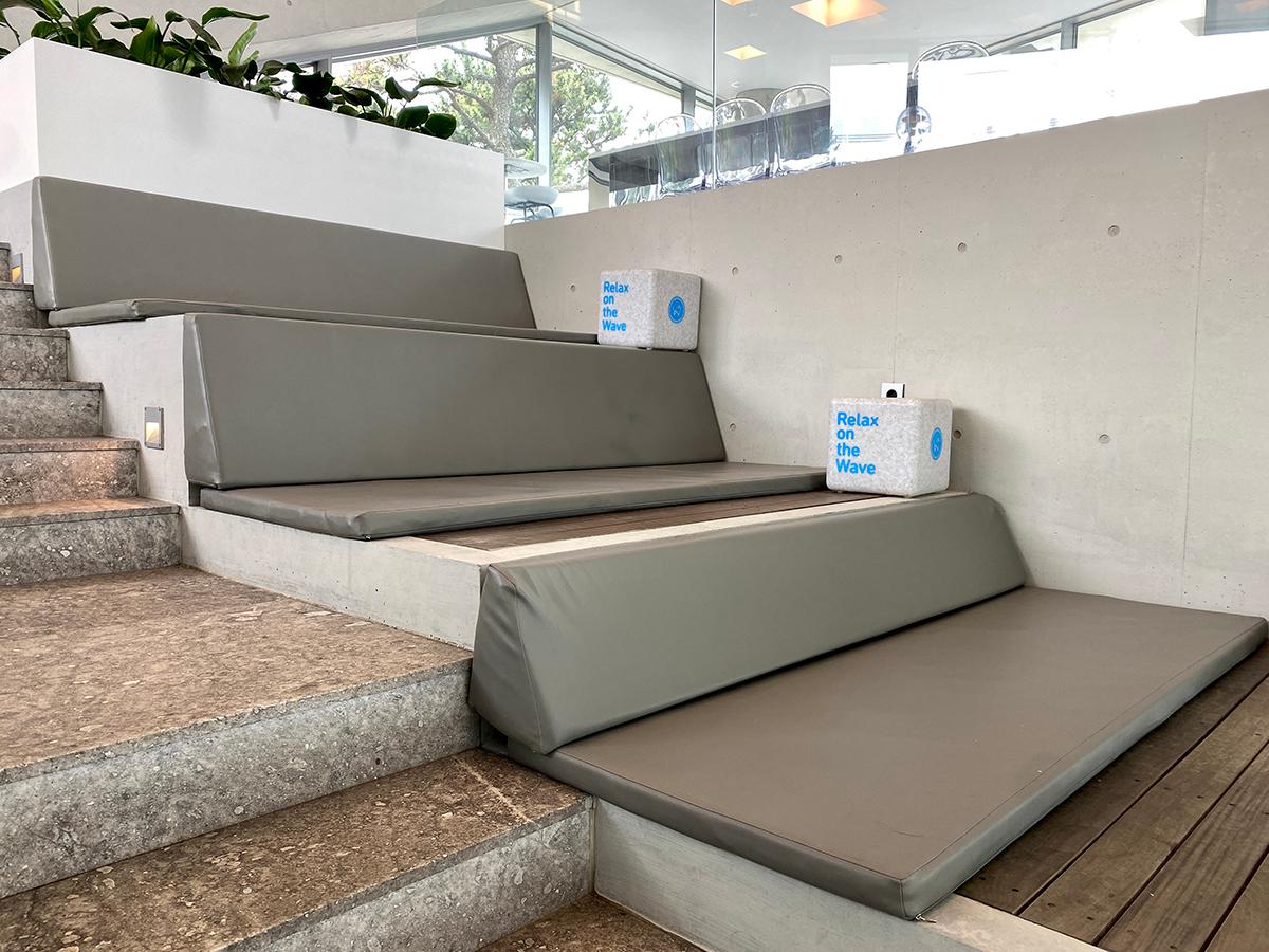 Panoramafenster mit Meerblick im stilvollen Innenraum von Waveon Coffee