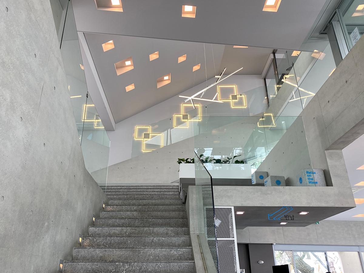 Gastronomiebereich von Waveon Coffee mit verschiedenen Kaffeesorten und Gebäck