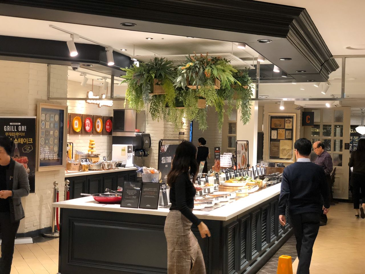 Ashleyのビュッフェコーナー、韓国料理や寿司が並ぶ食事バイキング