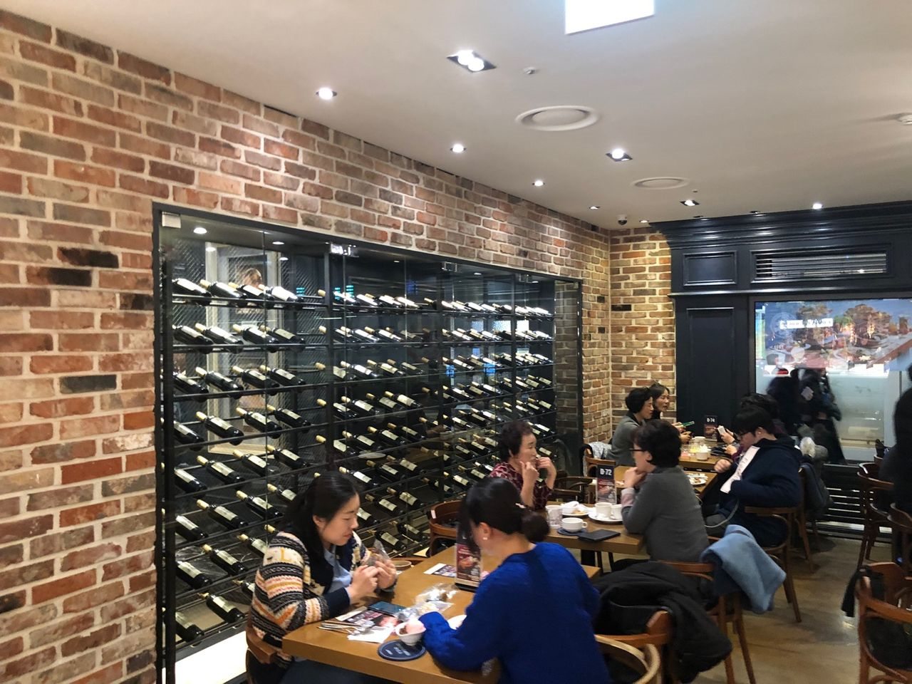 Ashleyレストラン内の食事風景、人気のバイキングレストランでの食事シーン