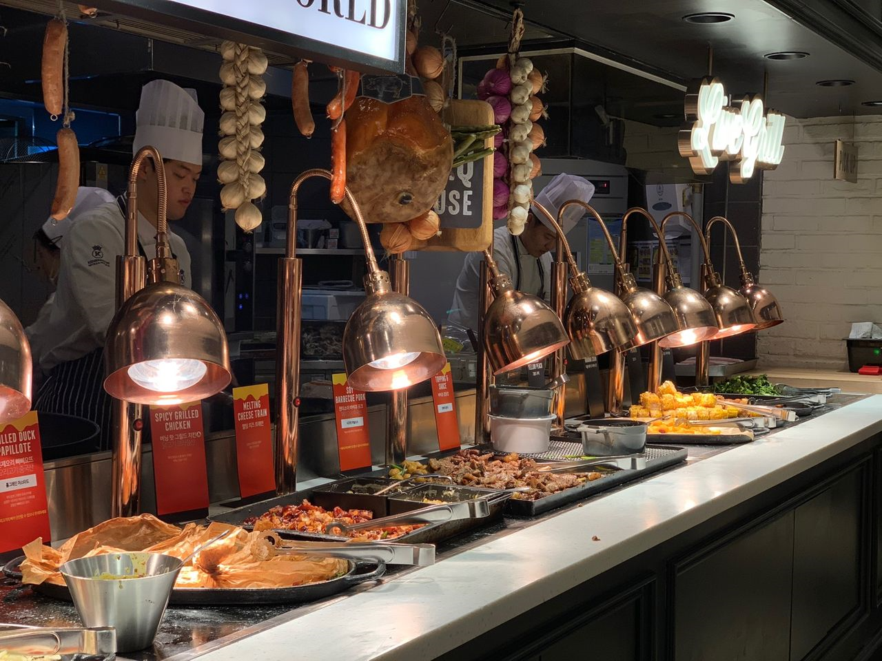 Ashleyに並ぶ食事メニュー、異なる料理が楽しめるバイキングメニュー