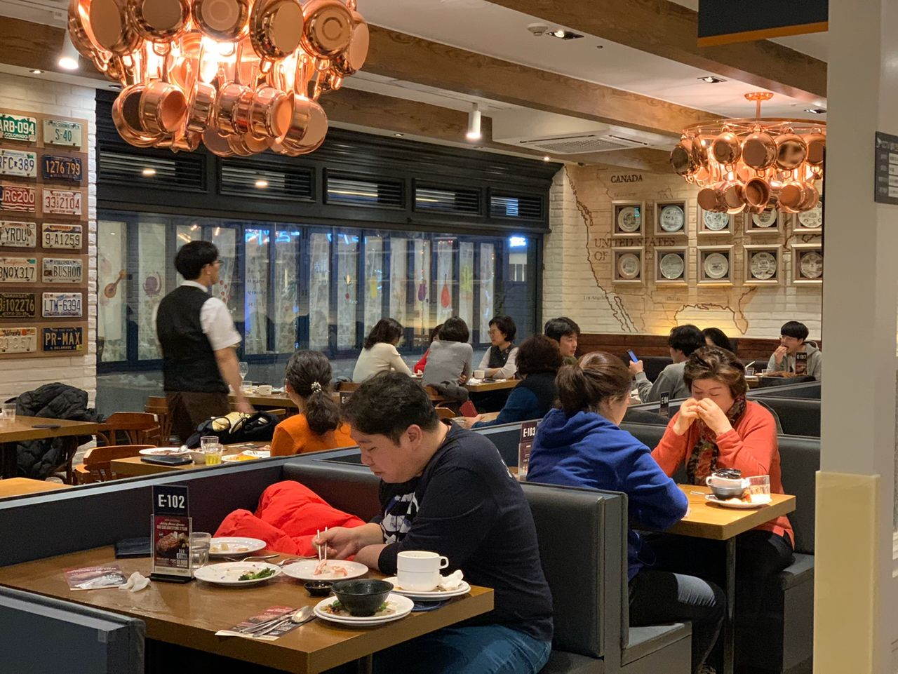 Ashleyバイキング店内風景、リラックスした食事を楽しむ人々